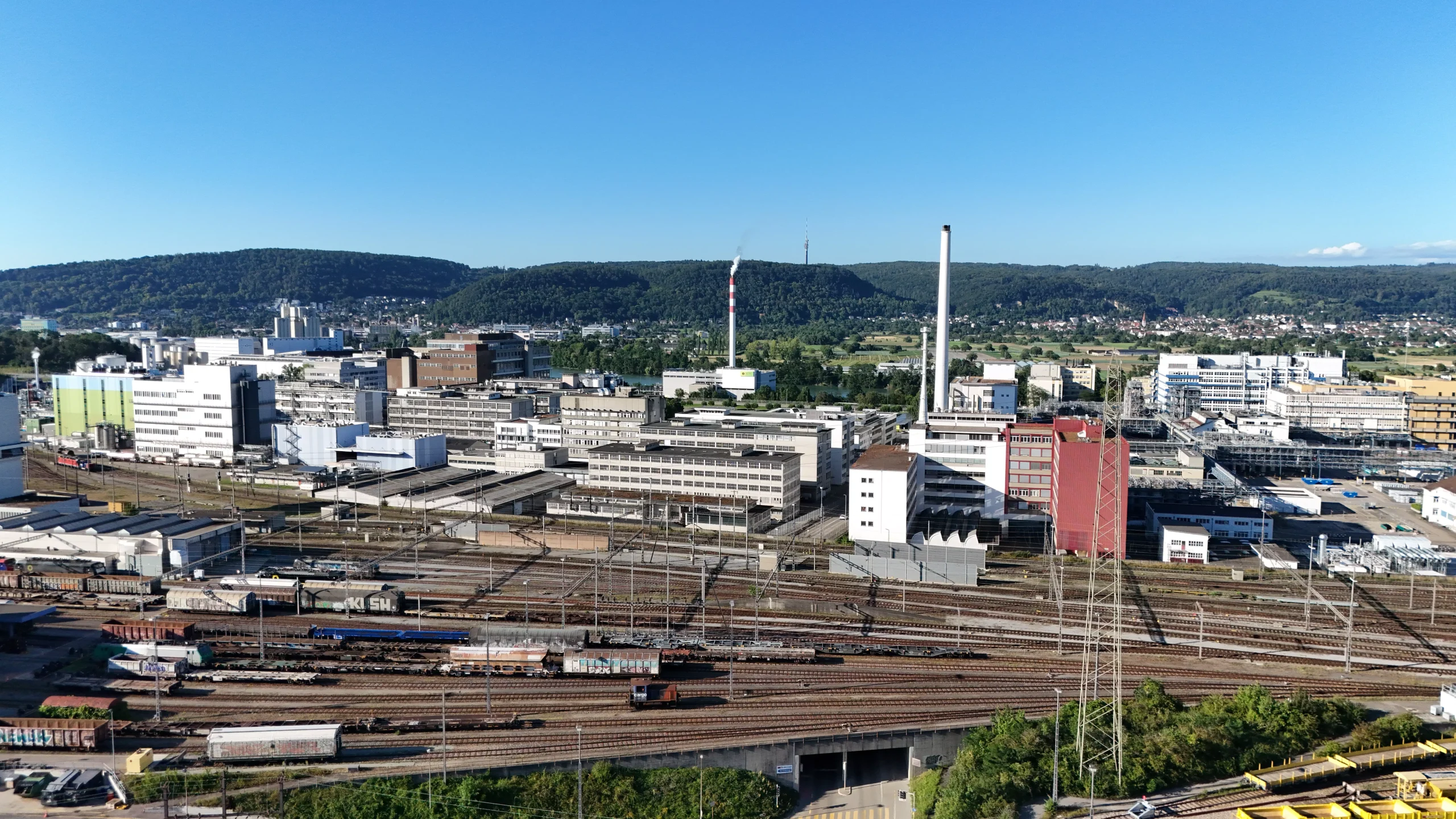 GETEC_PARK_MUTTENZ_Blickrichtung Norden Vogelperspektive auf den GETEC PARK.MUTTENZ von Süden nach Norden. Im Vordergrund Bahngleise, Industrie und im Hintergrund Deutschland.